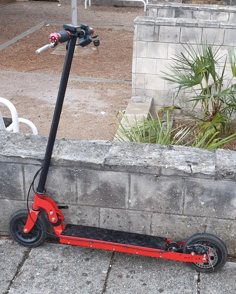 mali-elektricni-romobil Mali električni romobil